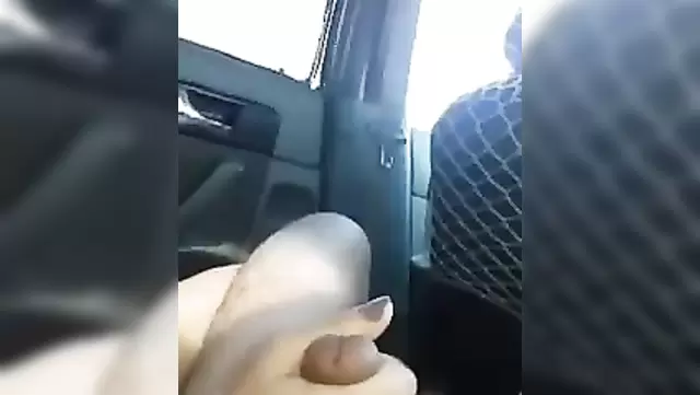 بنت تساعد امرأة أوزبكية في القذف بسيارتها