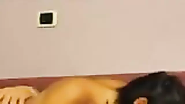 אוזבקית חרמנית מעירה את בעלה לזיון לוהט.