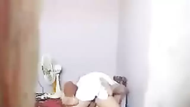 בעל ואישה אוזבקים מזדיינים בבגדים על הרצפה.