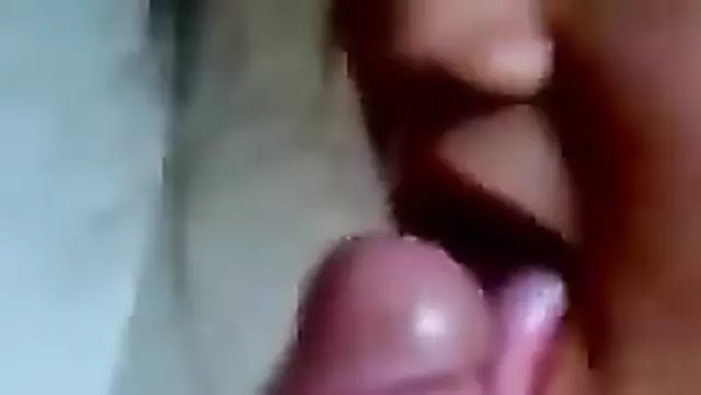بنت أوزبكية صغيرة بتدي مص زب ناعم لشاب