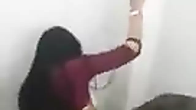 ברונטית משתוללת בשירותים עם החבר האוזבקי שלה.