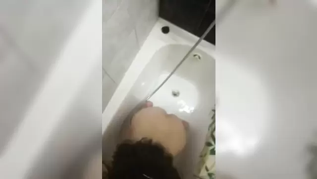 ברונטית יורדת על הברכיים ומוצצת זין אוזבקי