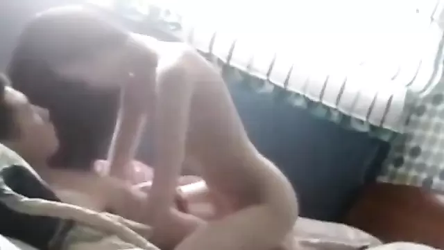 جميلة أوزبكية رفيعة بتتناك الصبح في كسها.