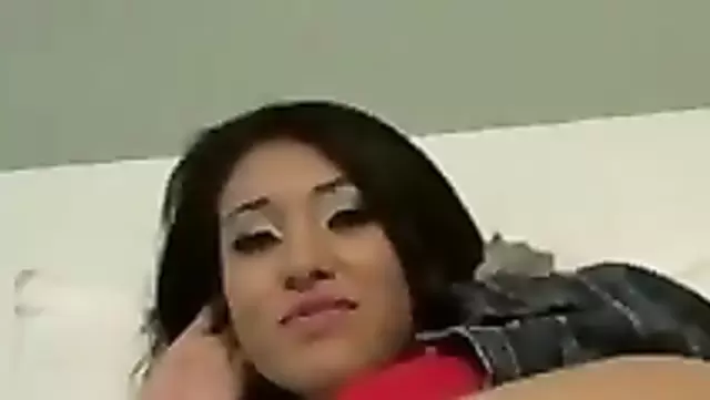 אוזבקית מהממת מפתה את החבר שלה לזיון לוהט.