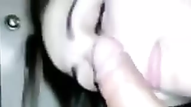 بنت أوزبكية جميلة تمص زب حبيبها بهدوء.