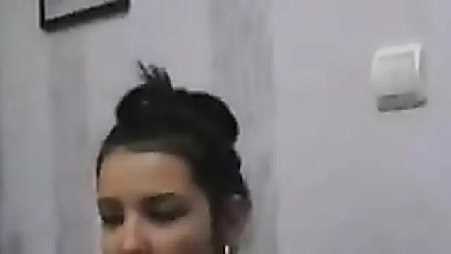 צעירה אוזבקית חושפת את התחת המדהים שלה